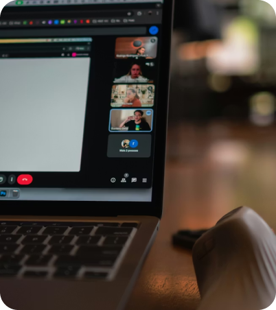 Profesional gestionando leads generados con Pexio